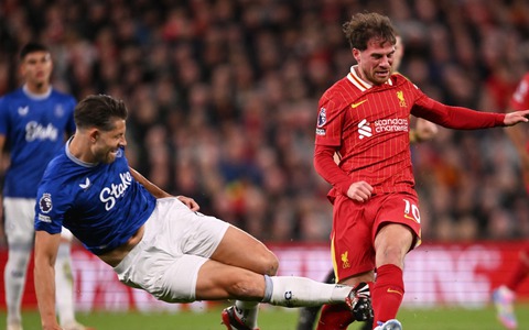 Nhiều lần triệt hạ cầu thủ Liverpool, Everton vẫn thoát thẻ đỏ