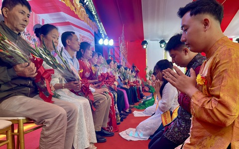 Lễ hội Bách thiện hiếu vi tiên: Con cái quỳ xuống nói lời tri ân cha mẹ