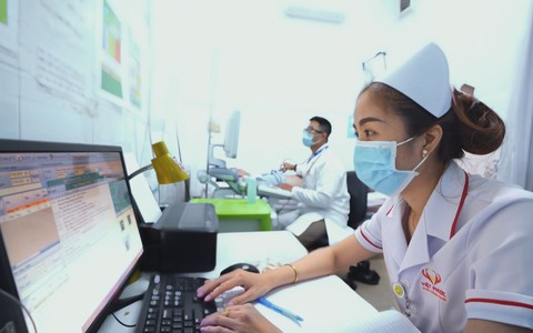 Trao tặng thẻ bảo hiểm y tế miễn phí cho hộ nghèo, hộ cận nghèo