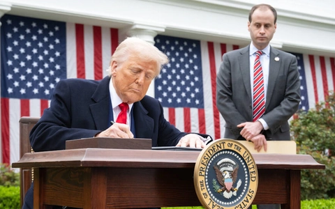 Ông Trump công bố chính sách thuế với hàng chục quốc gia, Việt Nam chịu mức thuế đối ứng 46%