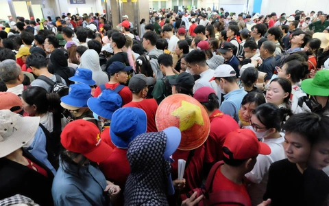 Sau lễ diễu binh, dòng người đổ về các ga, metro số 1 xả cổng đón khách