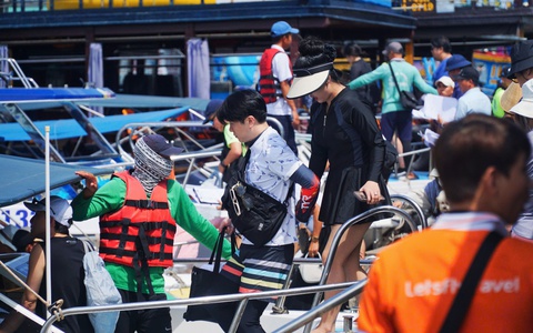 Du khách đổ về Nha Trang ngày đầu nghỉ lễ 30-4 và 1-5, tour biển đảo bắt đầu nhộn nhịp