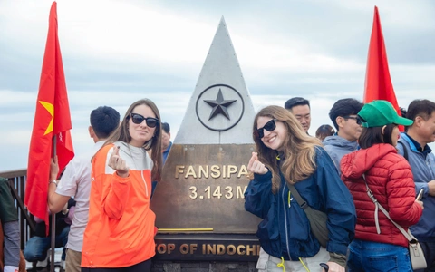 Lễ thượng cờ trên đỉnh Fansipan nơi có cột cờ cao nhất Việt Nam ngày 30-4