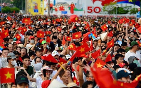 Người dân vỡ òa, vẫy cờ chào mừng các đoàn diễu binh