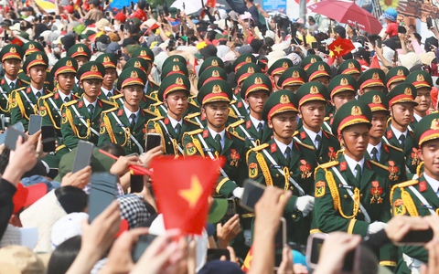 Rầm rập bước chân, âm vang hào khí diễu binh, diễu hành trên đường phố TP.HCM