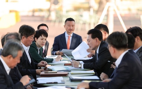 Ông Yoon bị phế truất, hàng loạt trợ lý cấp cao từ chức