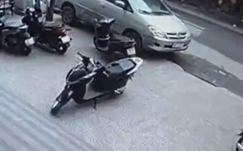 Xe máy tự dưng quay đầu trên vỉa hè