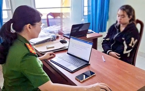 Bảo mẫu liên tục đánh vào mặt bé gái: Do đang xem điện thoại, bực nên đánh bé
