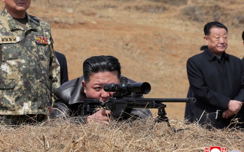 Ông Kim Jong Un ghé thăm căn cứ huấn luyện đặc nhiệm, tự tay thử súng bắn tỉa mới