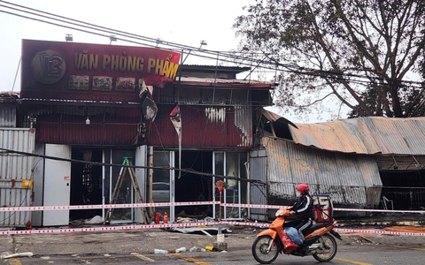 Cháu bé chết sau vụ cháy lớn tại ki ốt bán hàng