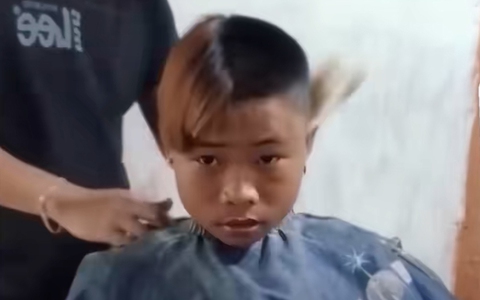 Bé trai cười không nổi với kiểu tóc 'trả góp'