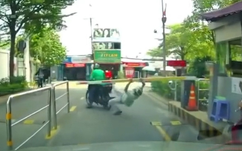 Khách xe ôm công nghệ nổi quạu khi bị barie ngáng ngã xuống đường