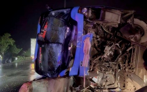 Lật xe khách chở 43 người trên quốc lộ 1 qua Quảng Trị, một số người bị thương