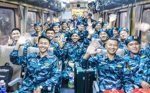 Hơn 440 cán bộ, chiến sĩ Quân khu 5 lên tàu vào Nam tham gia diễu binh