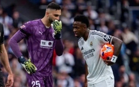 Thủ môn Mamadashvili 'cà khịa' Vinicius chưa trả tiền cá cược