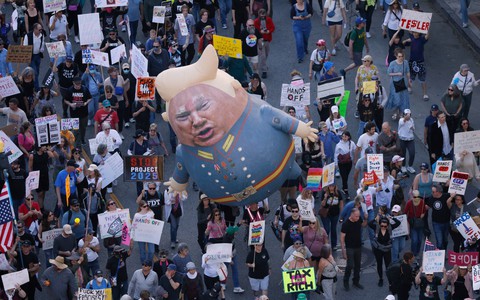 Thuế ông Trump có hiệu lực, biểu tình đồng loạt khắp nước Mỹ, Canada, Mexico, châu Âu