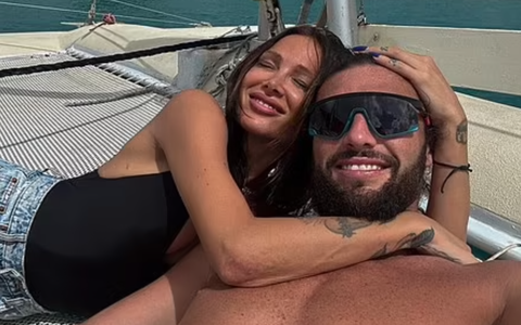 Sao cũ tuyển Anh Andy Carroll nhận lương dưới mức tối thiểu ở Pháp