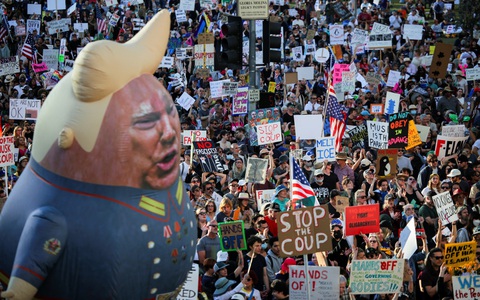 Người Mỹ xuống đường phản đối ông Trump