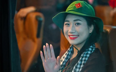 Vẻ đẹp gây xao xuyến của nữ dân quân trên đoàn tàu chở lực lượng diễu binh mừng 30-4