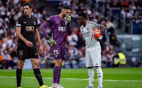 Thủ môn hài hước 'tố' Vinicius đã hỏng phạt đền còn… nợ tiền