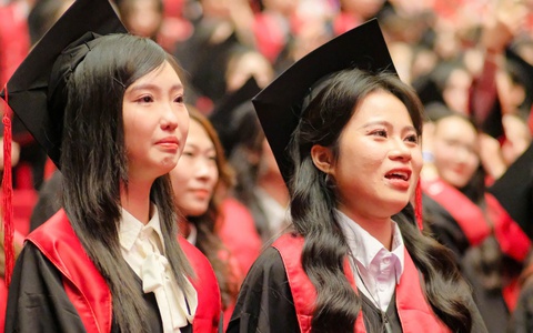 Hiệu trưởng Trường ĐH Ngoại thương nhắc sinh viên đừng quên đặc quyền của tuổi trẻ 'thử và sai'