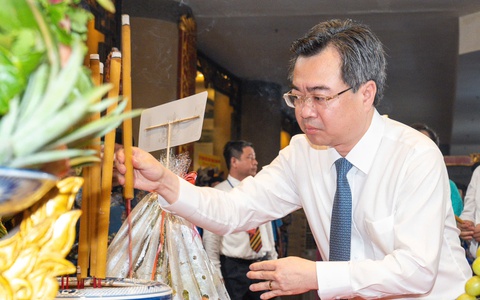 Lãnh đạo TP.HCM dâng hương giỗ Tổ Hùng Vương tại Đền tưởng niệm các Vua Hùng