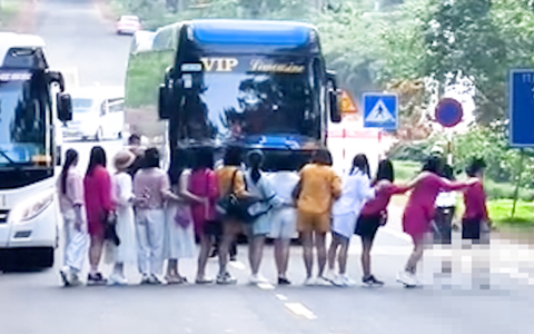 Xác minh vụ hướng dẫn viên cho du khách dàn hàng ngang chụp ảnh trên đường tại Măng Đen