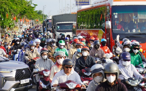 Người dân chen chúc qua cầu Rạch Miễu sau kỳ nghỉ lễ, phải xả trạm thu phí