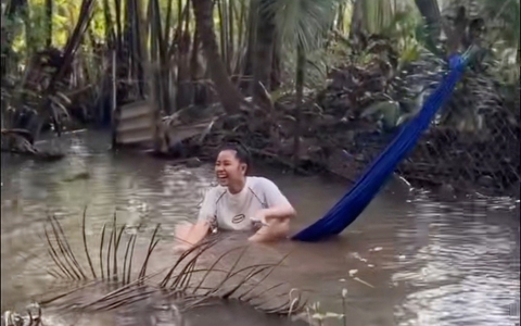 Cô gái nằm võng hóng gió ngã xuống ao