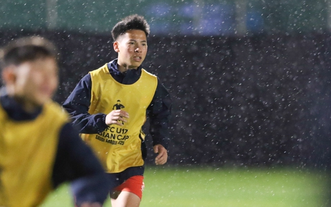 U17 Việt Nam đội mưa rèn luyện, chờ đấu U17 Nhật Bản