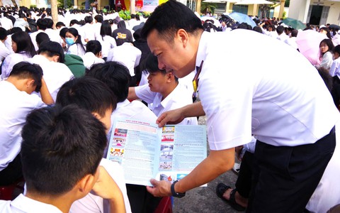 Hải quân tuyên truyền biển đảo cho học sinh, thanh niên