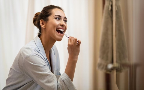Nhai đá lạnh, dùng răng mở bao bì, cắn móng tay: Gây hại cho răng hơn bạn nghĩ
