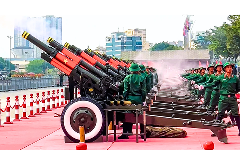 Đại bác bắn diễn tập cho đại lễ 30-4 tại bến Bạch Đằng