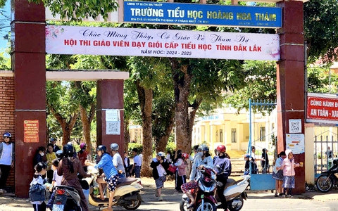 Trường mở 'câu lạc bộ' dạy thêm thông báo hoàn tiền cho phụ huynh