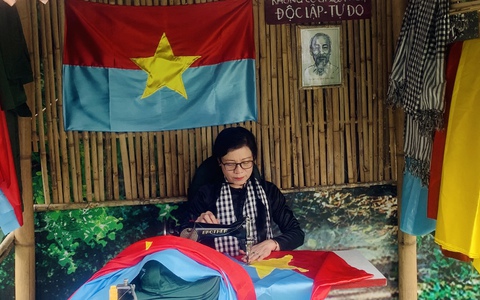Ăn khoai mì dưới giao thông hào kiểu du kích ở Bảo tàng Chiến dịch Hồ Chí Minh