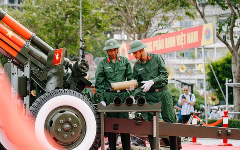 Người dân và du khách TP.HCM phấn khích ngắm dàn pháo 105mm trên bến Bạch Đằng