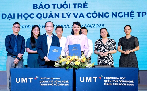 Sinh viên Trường đại học Quản lý và Công nghệ TP.HCM học tại báo Tuổi Trẻ