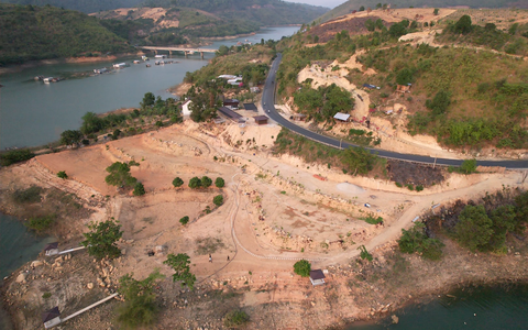 San lấp mặt bằng săn view hồ thủy điện, xã 'chỉ nhắc nhở'