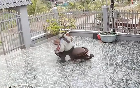 Cô gái drift xe máy quay 180 độ vì nền gạch sân trơn trượt
