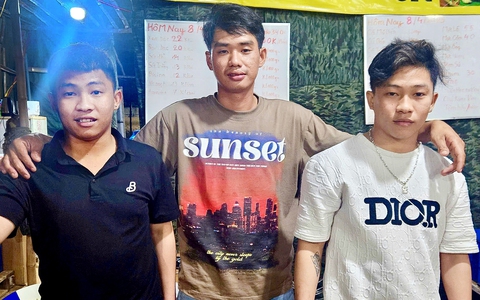 3 chàng trai lao xuống biển cứu mạng 2 nữ sinh đuối nước