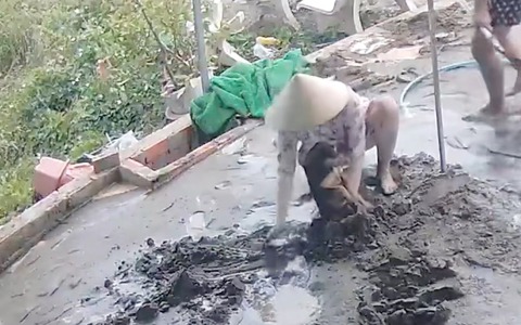 Hai vợ chồng cute cho chó cưng đi 'tắm biển' trong sân