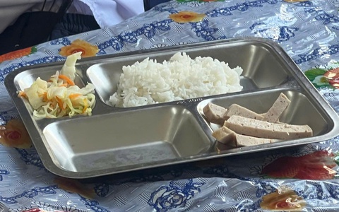 Hiệu trưởng nói gì về suất cơm bán trú chỉ có vài lát chả và rau?