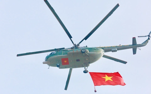 Xem trực thăng luyện đội hình bay kéo cờ Tổ quốc tại Biên Hòa