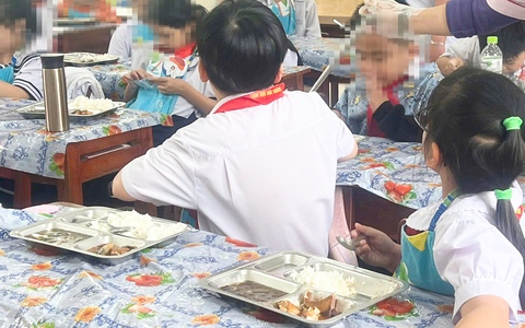 Khay cơm của học sinh bán trú có ngăn để trống gây tranh cãi trên mạng, hiệu trưởng lên tiếng