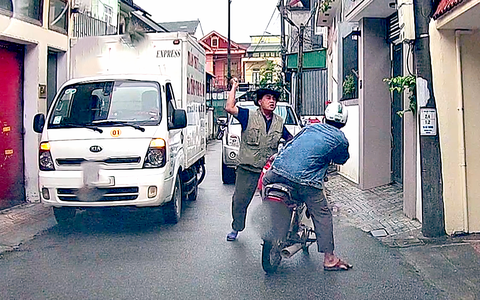 Xử phạt tài xế vụ dùng hung khí dọa tấn công người khi bị nhắc đỗ xe chắn lối đi