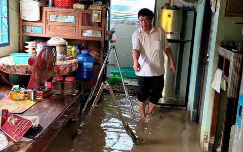 Vỡ điểm đấu nối đường ống, nước phun xối xả lên không trung