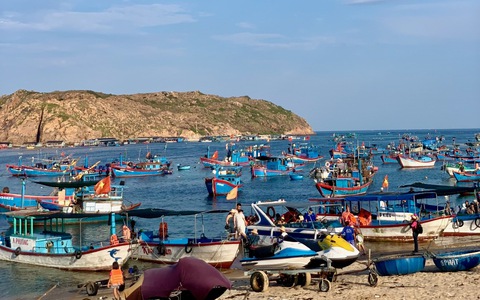 Mô tô nước mất lái lao vào bờ, tông 1 bé gái thiệt mạng, 3 người bị thương