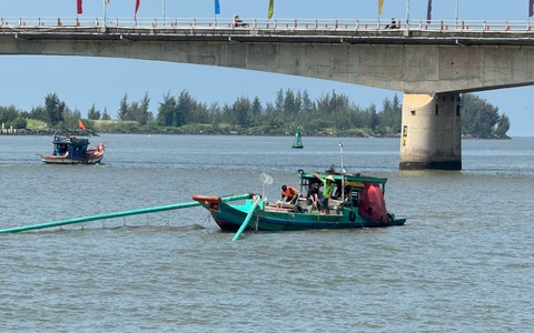 Hơn 6 tiếng chưa tìm thấy du khách tự tử ven bờ sông Đông Hồ