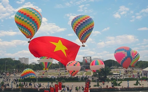 Khinh khí cầu mang cờ Tổ quốc bay trên bầu trời Ninh Thuận