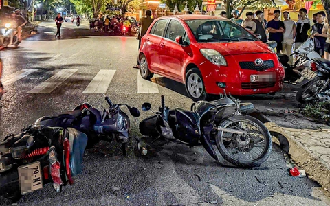 Ô tô tông liên hoàn 6 xe máy: Tài xế ô tô ra trình diện công an